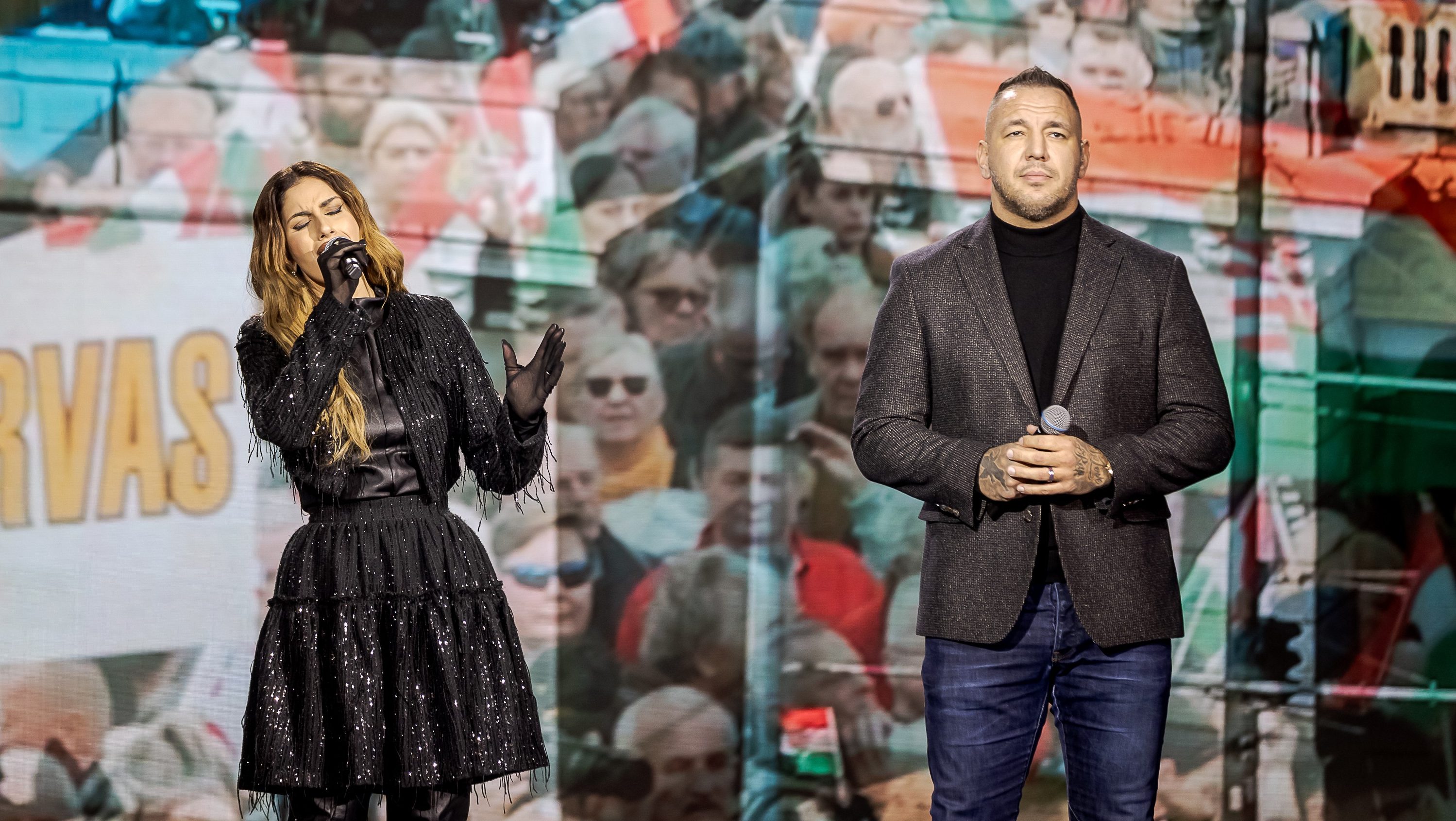 Radics Gigi és Curtis fellépése a nyíregyházi háborúellenes gyűlésen 2025. november 29-én.