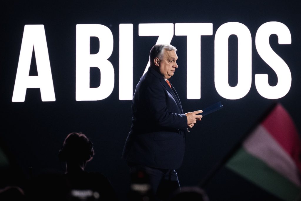 „Minden gyereket megvédünk” – mondta Orbán, amikor megkérdezték a Szőlő utcával kapcsolatos sorozatos visszaélésekről