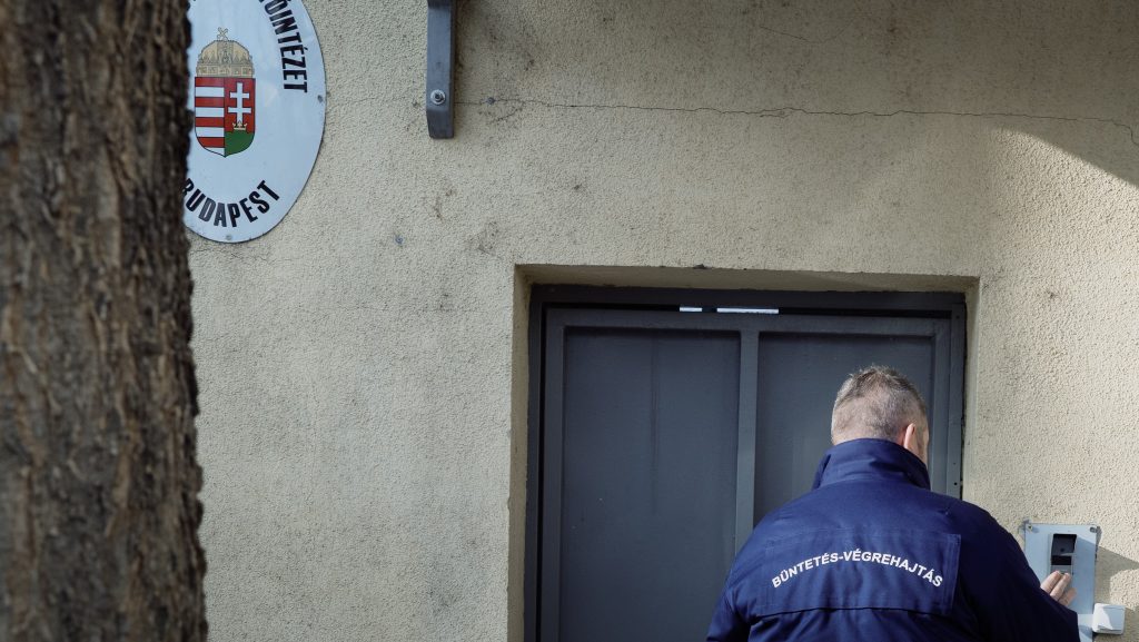 HVG: Hirdetésben toboroz dolgozókat javítóintézetekbe a BVOP, a Szőlő utcai dolgozók előtt viszont bezárták az ajtót