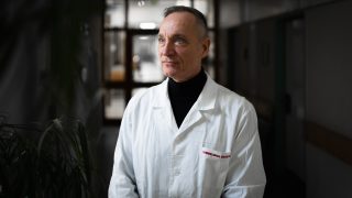 Ács Nándor szülész-nőgyógyász professzor portréja.