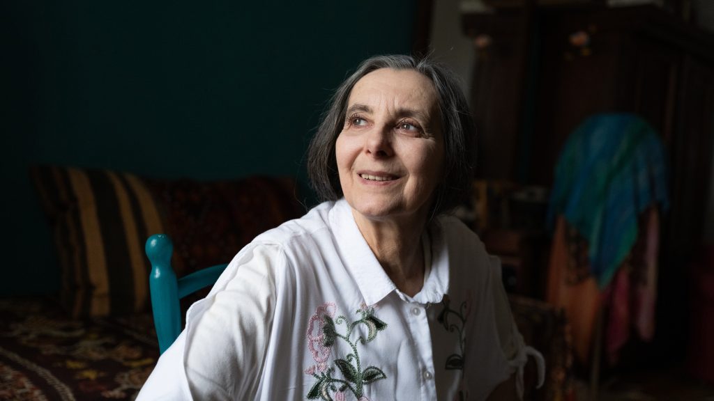 „Gyűlöltek a börtönben, mert más vagyok” – meglátogattuk az ismét bábaként dolgozó Geréb Ágnest