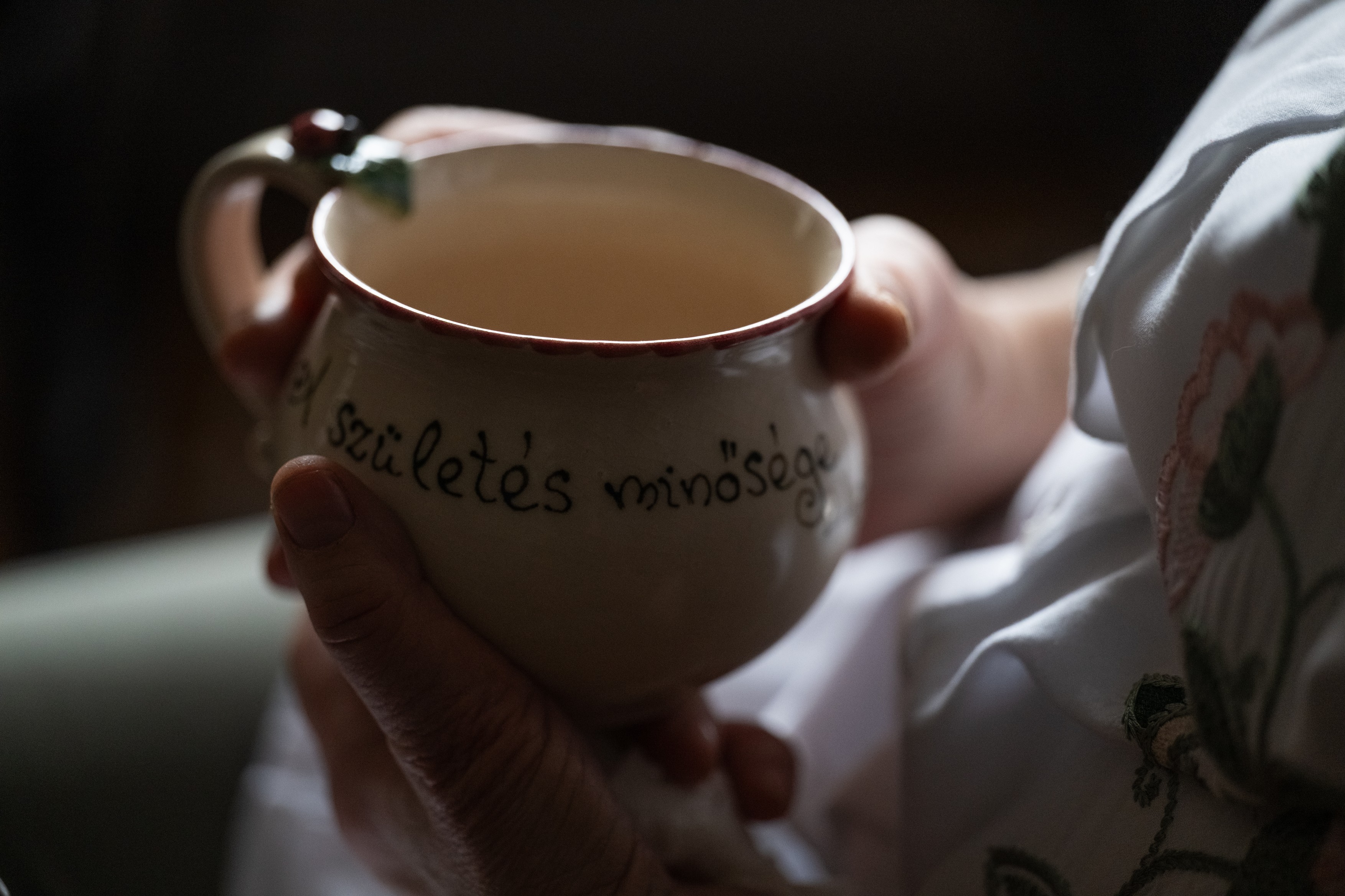 „Gyűlöltek a börtönben, mert más vagyok” – meglátogattuk az ismét bábaként dolgozó Geréb Ágnest 2