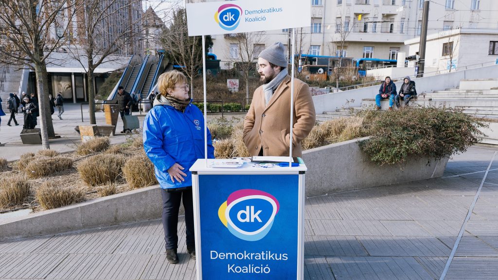 Visszalépett a választáson egy DK-s politikus