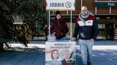 Aláírásgyűjtő stand Buczkó Réka, a Jobbik jelöltje számára Veszprémben 2026. február 24-én., Image: 1078207465, Fotó: Kőrös Gábor / 24.hu