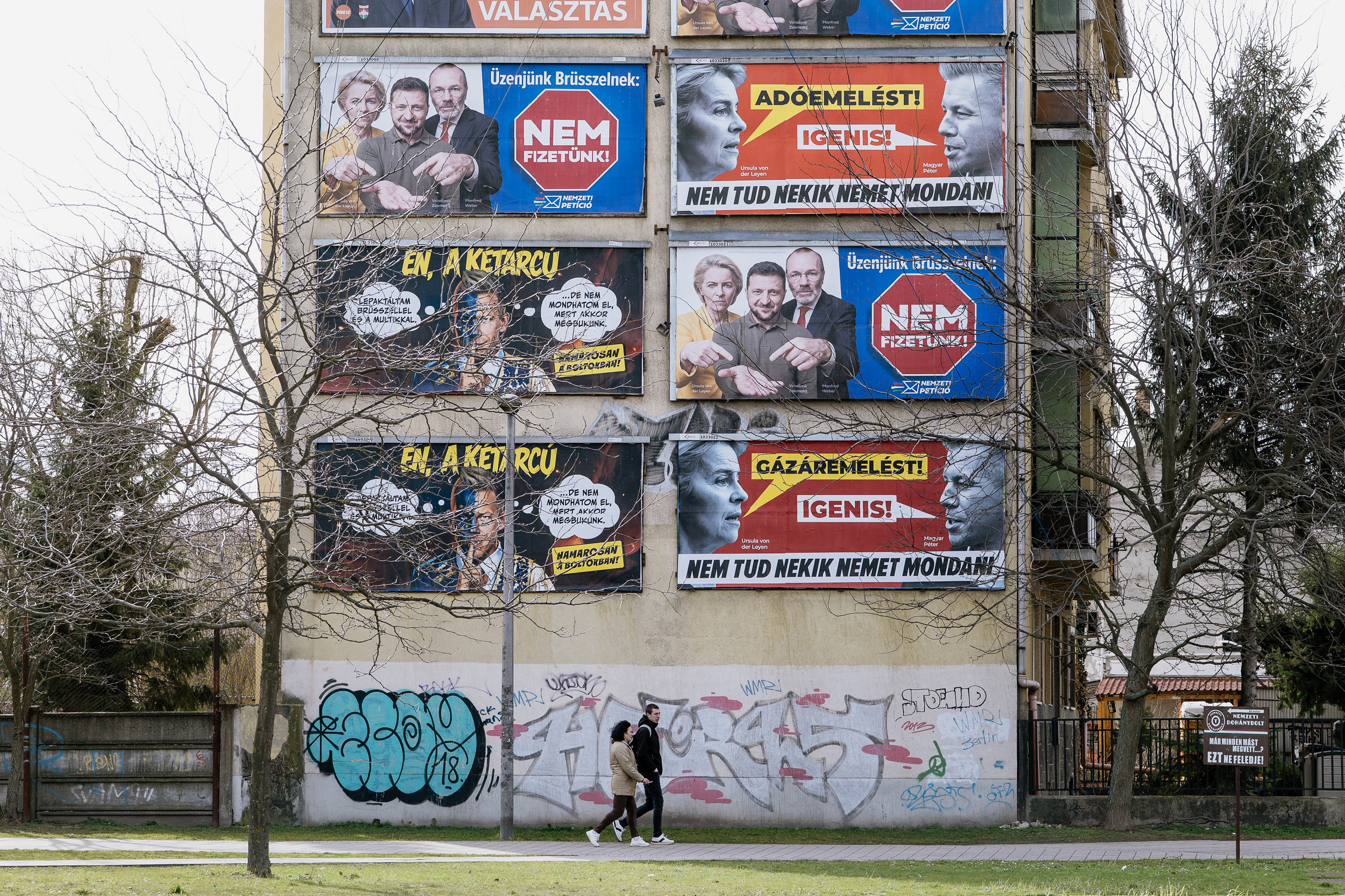 A szakértő szerint „kreatív és bátor” a Tisza szimpatizánsokra építő plakátkampánya 2