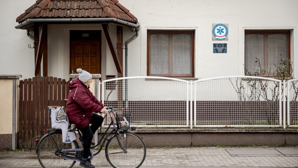 Két éve avatták fel Nádudvaron a még mindig nem működő mentőállomást
