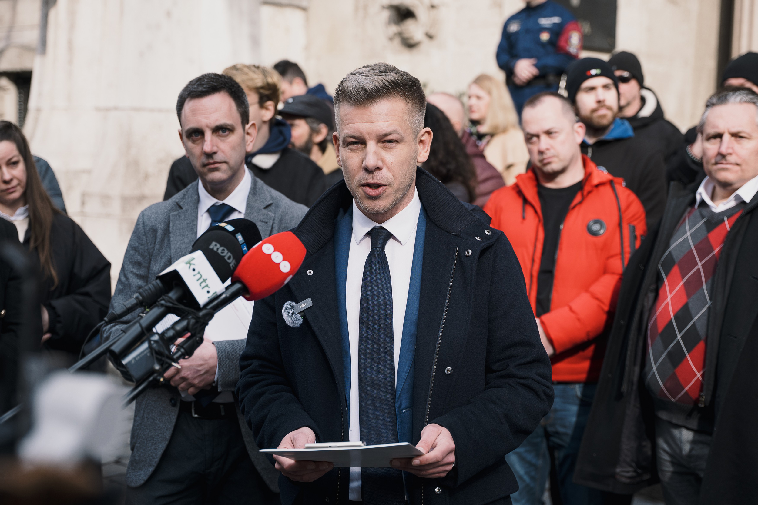 A szakértő szerint „kreatív és bátor” a Tisza szimpatizánsokra építő plakátkampánya 1 Magyar Péter sajtótájékoztatót tart a Legfőbb Ügyészség épülete előtt 2026. március 2-án.