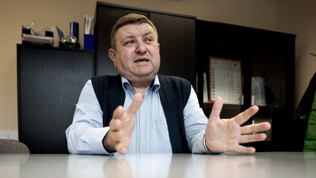 „Nem ijed meg a saját árnyékától, az biztos” – mondta a nőverés után lemondott alpolgármesterről Szentmártonkáta vezetője