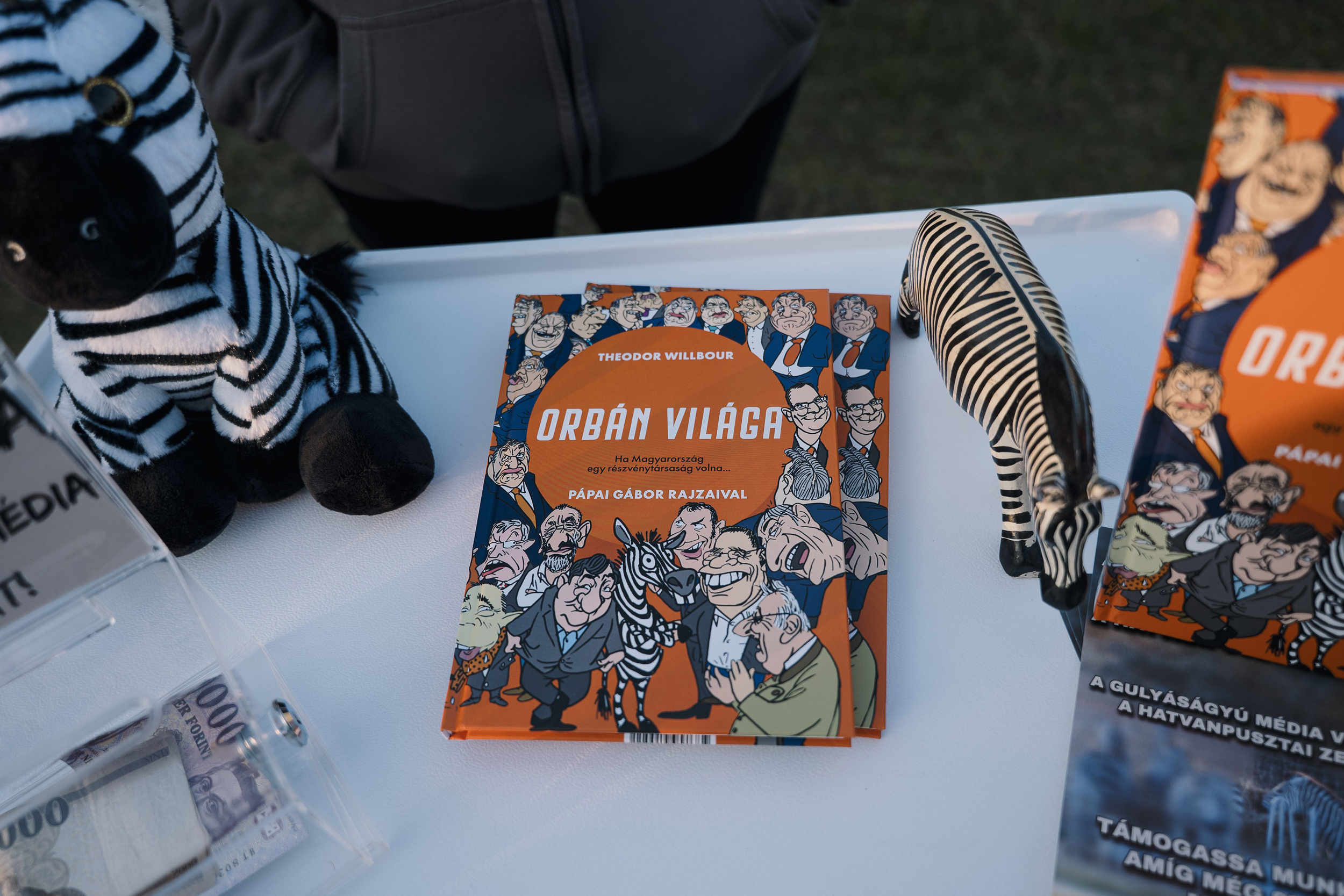 Egy kiadvány a Tisza párt országjáró eseményén Győrújbaráton 2026. március 6-án.