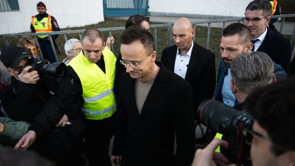 Már nem dolgozik az ATV-nél a riporter, aki a „homályos tekintetű” Szijjártó Pétert arról kérdezte, hogy van ereje Brüsszel ellen harcolni