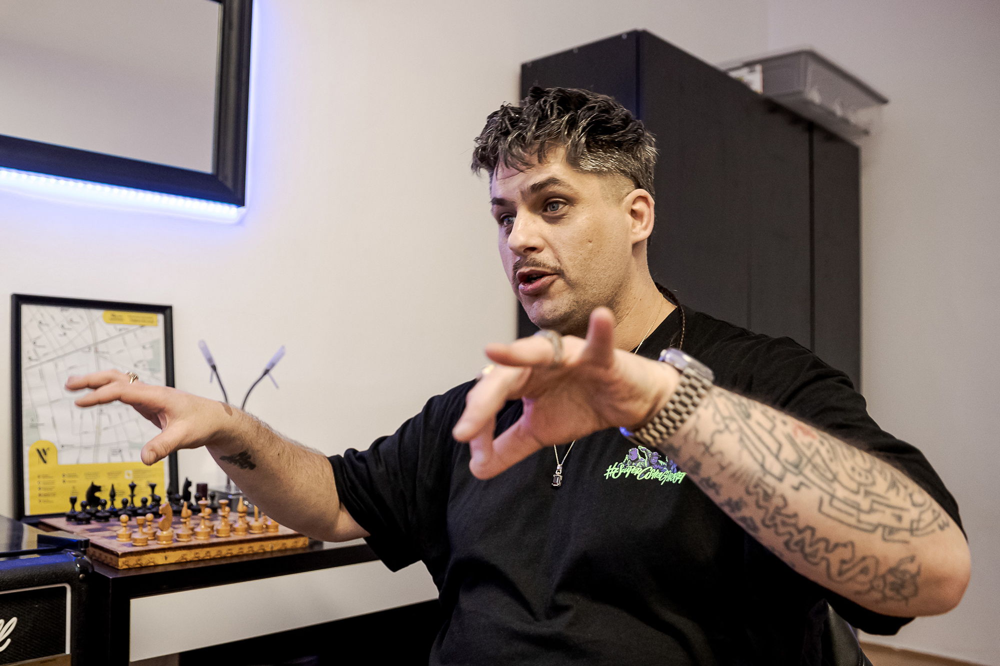 Mikee Mykanic: Gyűlölöm, amikor a politika a téma, de most nem lehet másról szó 5 Mikee Mykanic rapperel készült interjú 2026. március 6-án.