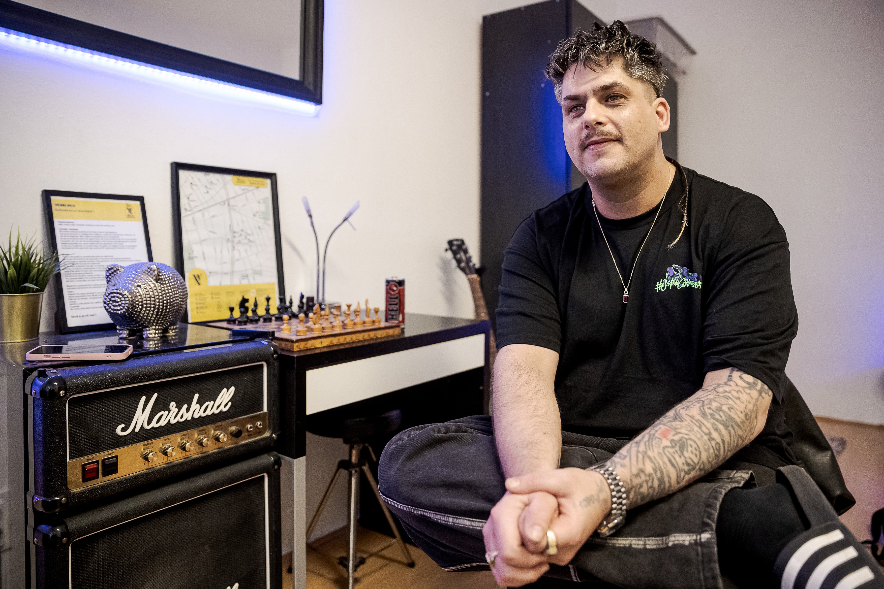 Mikee Mykanic: Gyűlölöm, amikor a politika a téma, de most nem lehet másról szó 2 Mikee Mykanic rapperel készült interjú 2026. március 6-án.