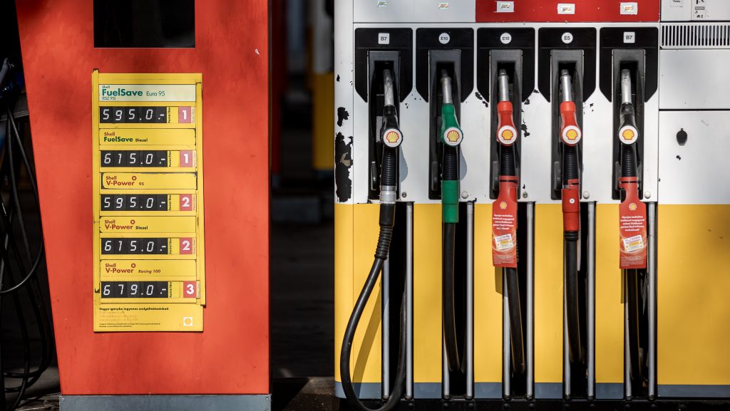 A védett ár bevezetése óta 90 alkalommal bukkant jogsértésekre a NAV a benzinkutakon