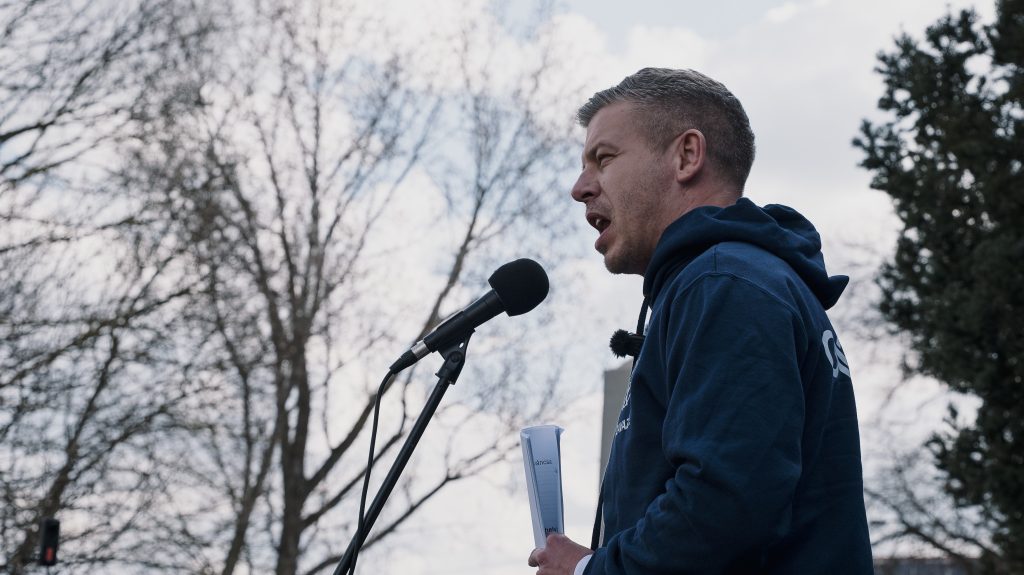 Magyar Péter: Pintér Sándor árulózik, ahelyett, hogy megvédené a rendőrét és házkutatást tartana a Fidesz-székházban