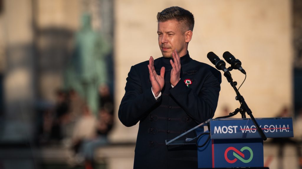 Magyar Péter felhívta Gundalfot, hogy köszönetet mondjon neki