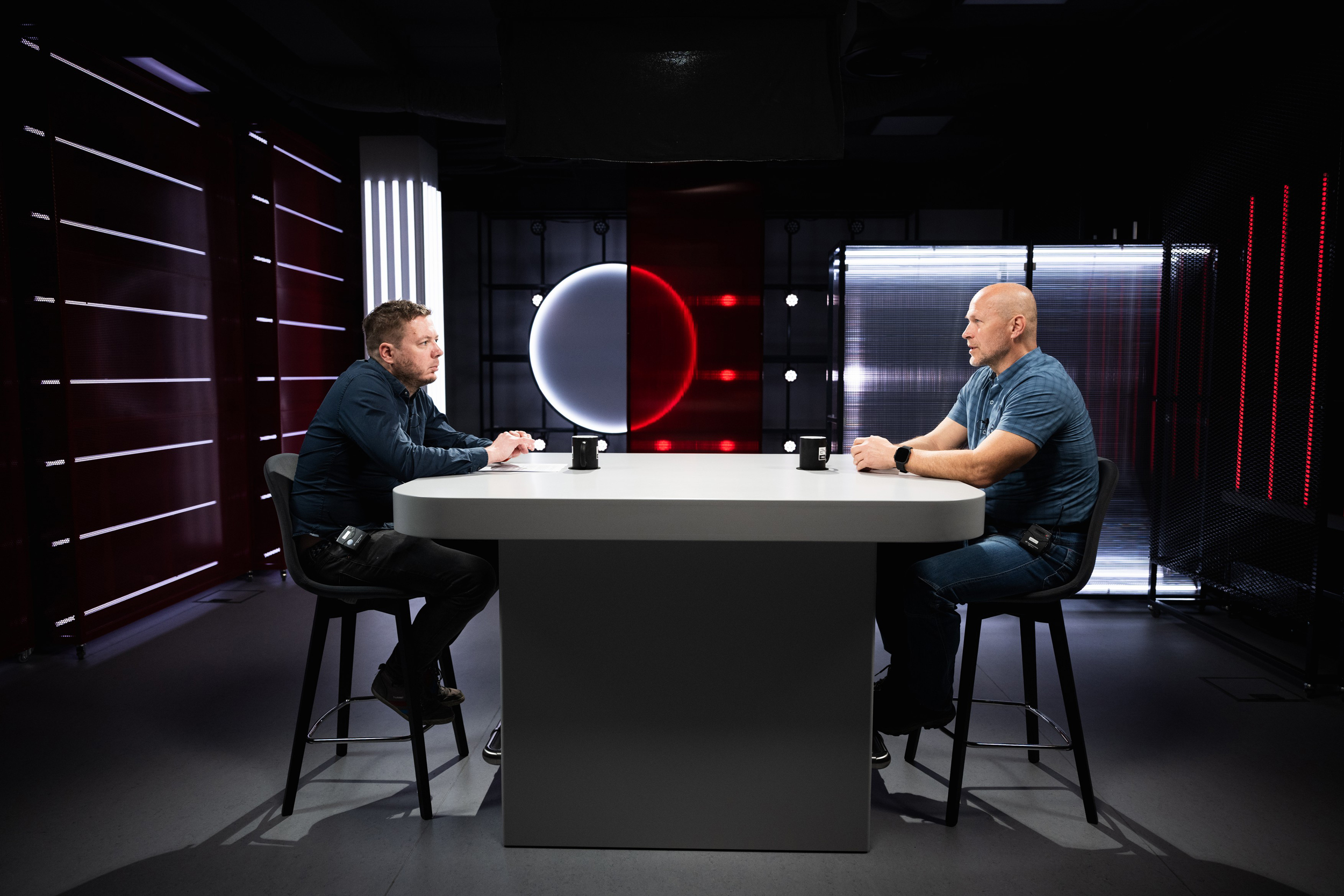 Buda Péter: Nem túl jóízű, hogy ugyanaz felügyeli a titkosszolgálatokat, mint a propagandát 1 Pál Zsombor és Buda Péter a Most24 podcast stúdiójában.