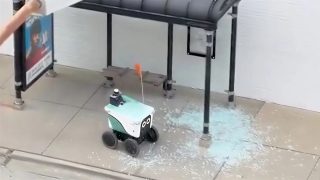 ételfutár, robot, baleset, buszmegálló, videó