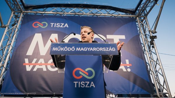 Magyar Péter: a NER propagandistái felvásárolták a Tisza-film jegyeit, hogy üres termeket fotózhassanak