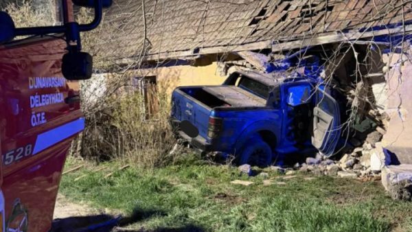 Fotó: úgy belerepült az autó egy házba, hogy beszakadt az épület, és lakhatatlanná vált