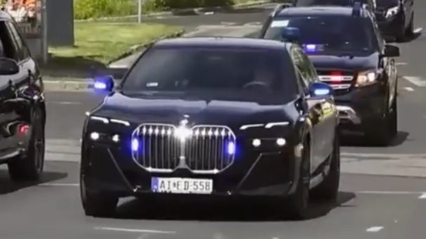 Orbán Viktor páncélautóról beszélt, de vadonatúj Mercedes kisbuszt használt