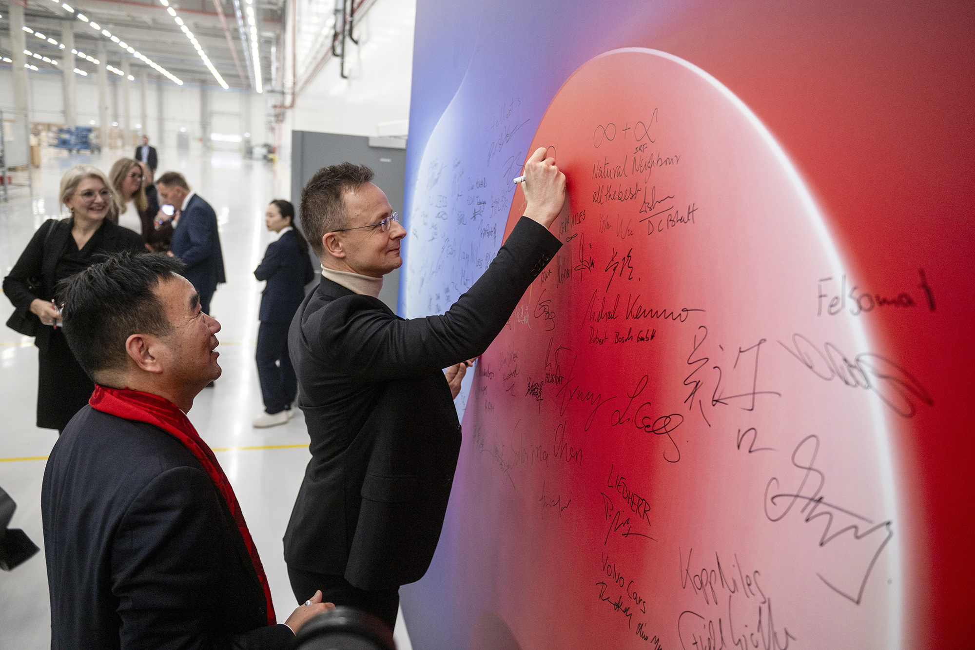 5,5 milliárd támogatást kap a cég, amelyiktől az állam 300 milliárdért vett irodákat kormányzati negyednek 1