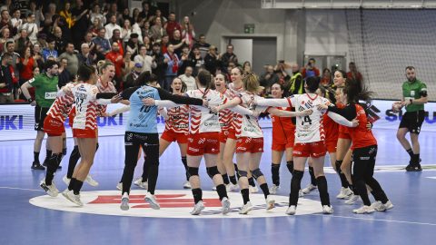 A Mol Esztergom játékosai ünnepelnek.