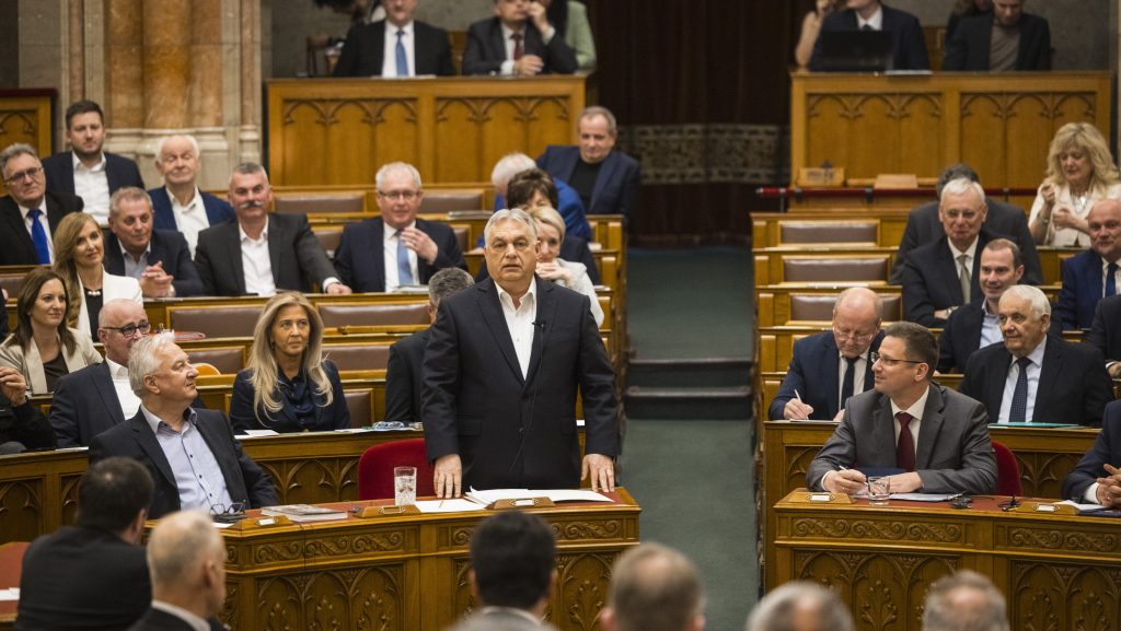 „Ezek bűnözők” – a Szőlő utcai visszaélésekről és Juhász Péter Pálról kérdezték Orbánt a parlamentben