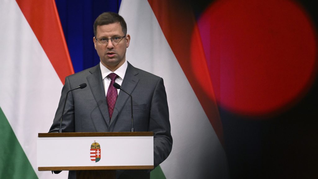 Gulyás Gergely: A védett ár Zelenszkij elnök olajblokádjától védi meg a magyarokat