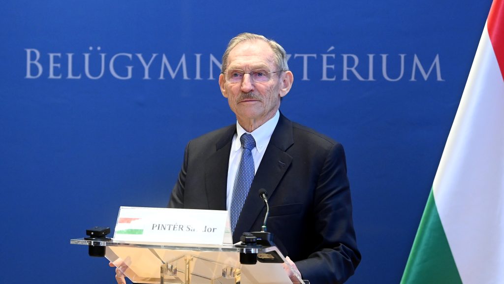 „Az ünnepelt hősök utólag mindig rádöbbennek, hogy az árulókat azok is gyűlölik, akiknek szolgálnak” – írta Pintér minisztériuma Szabó Bencéről