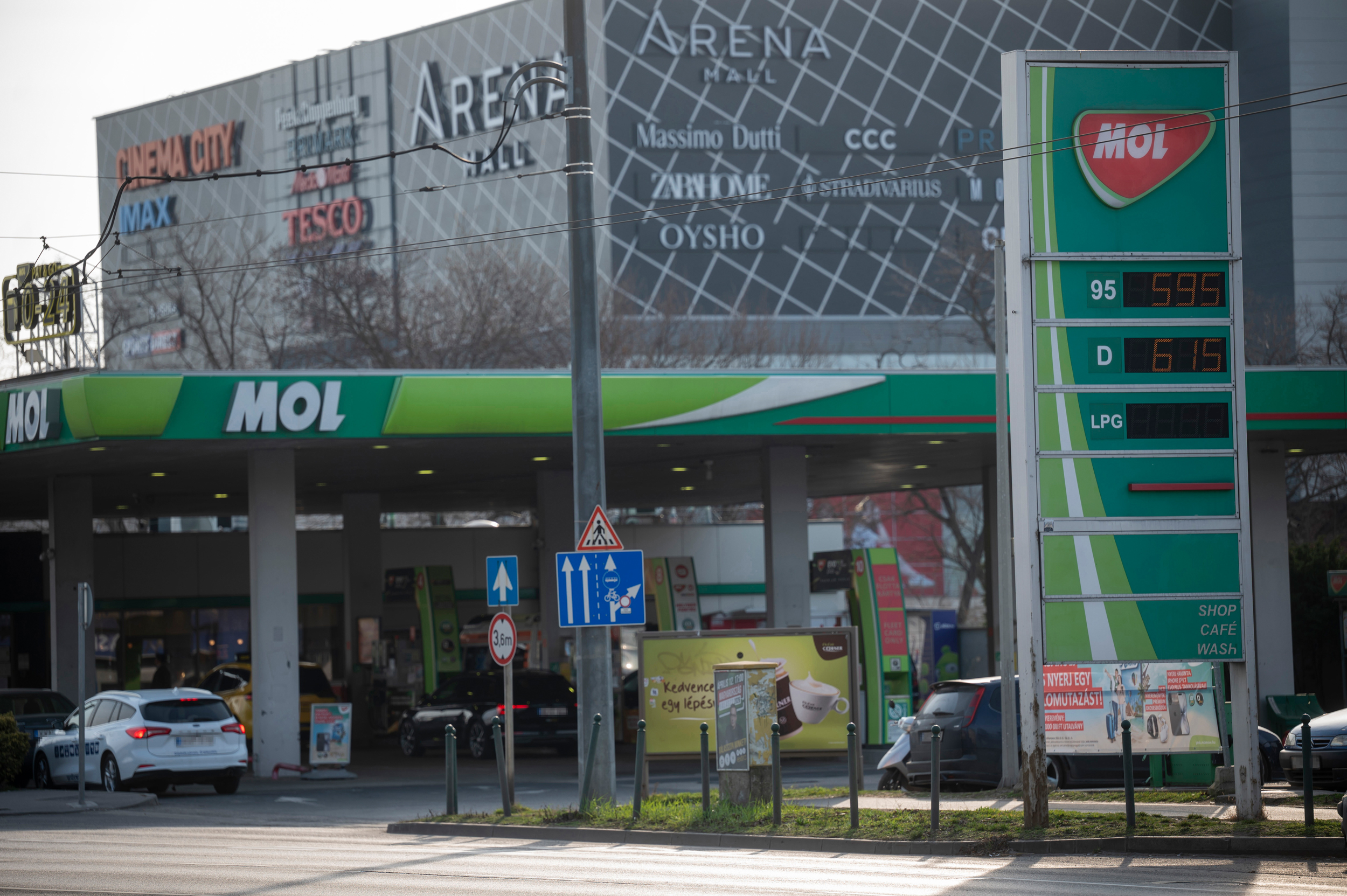 Üzemanyagárakat jelző totemoszlop a Mol töltőállomásán a fővárosi Kerepesi úton 2026. március 10-én.