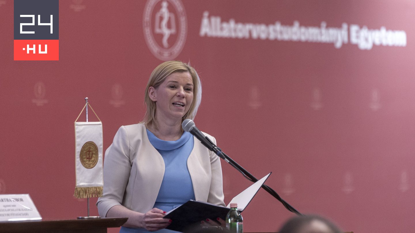 „Egymás emberi méltóságának tisztelete alap” – írja a felsőoktatási államtitkár, aki silány minőségű emberekről beszélt a diplomaosztón