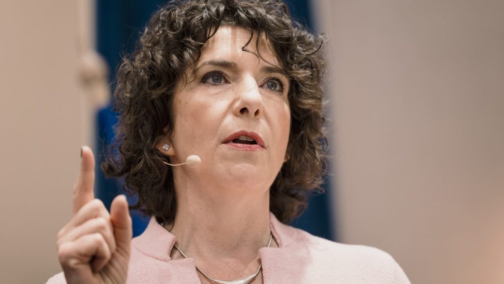 „Ne álljatok meg félúton. Nyugodtan zárjatok ki engem is” – írja Dobrev Klárának a DK-s politikus, aki védelmébe vette visszalépő társát