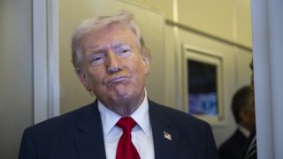 Donald Trump, az Amerikai Egyesült Államok elnöke az Air Force One fedélzetén.