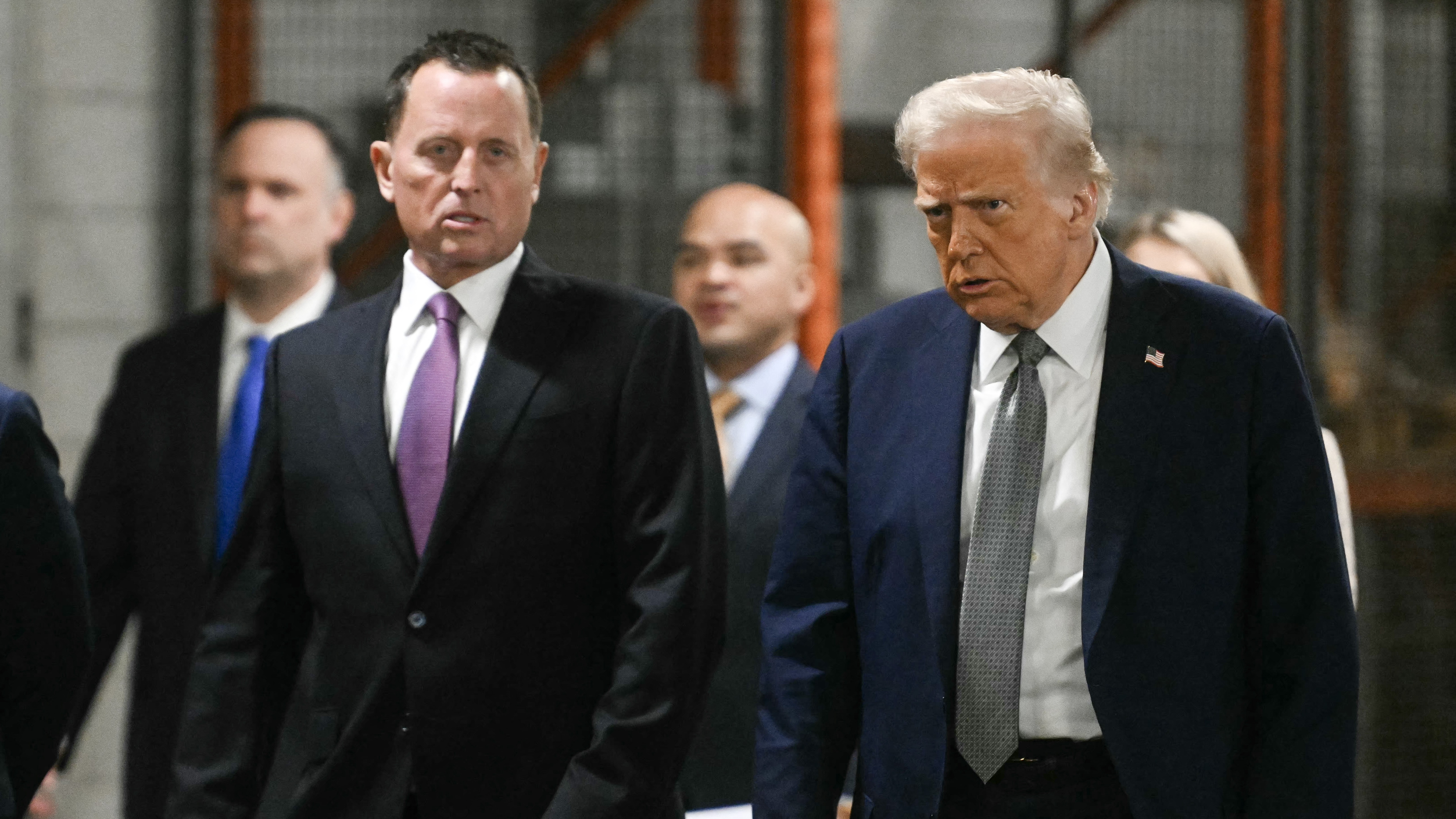 Richard Grenell és Donald Trump egymás mellett sétálnak