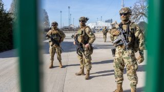 Algyõ, 2026. március 1. Az MH Kinizsi Pál 30. Páncélozott Gyalogdandár katonái a Hexum Földgáz Zrt. telephelyén, Algyõ-Szõregen 2026. március 1-jén. A katonák meghatározott parancsok alapján fegyveres õrzésvédelmi feladatot látnak el a Szõreg-1 biztonsági földgáztározó különbözõ területein. MTI/Rosta Tibor