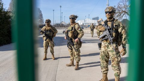 Algyõ, 2026. március 1. Az MH Kinizsi Pál 30. Páncélozott Gyalogdandár katonái a Hexum Földgáz Zrt. telephelyén, Algyõ-Szõregen 2026. március 1-jén. A katonák meghatározott parancsok alapján fegyveres õrzésvédelmi feladatot látnak el a Szõreg-1 biztonsági földgáztározó különbözõ területein. MTI/Rosta Tibor