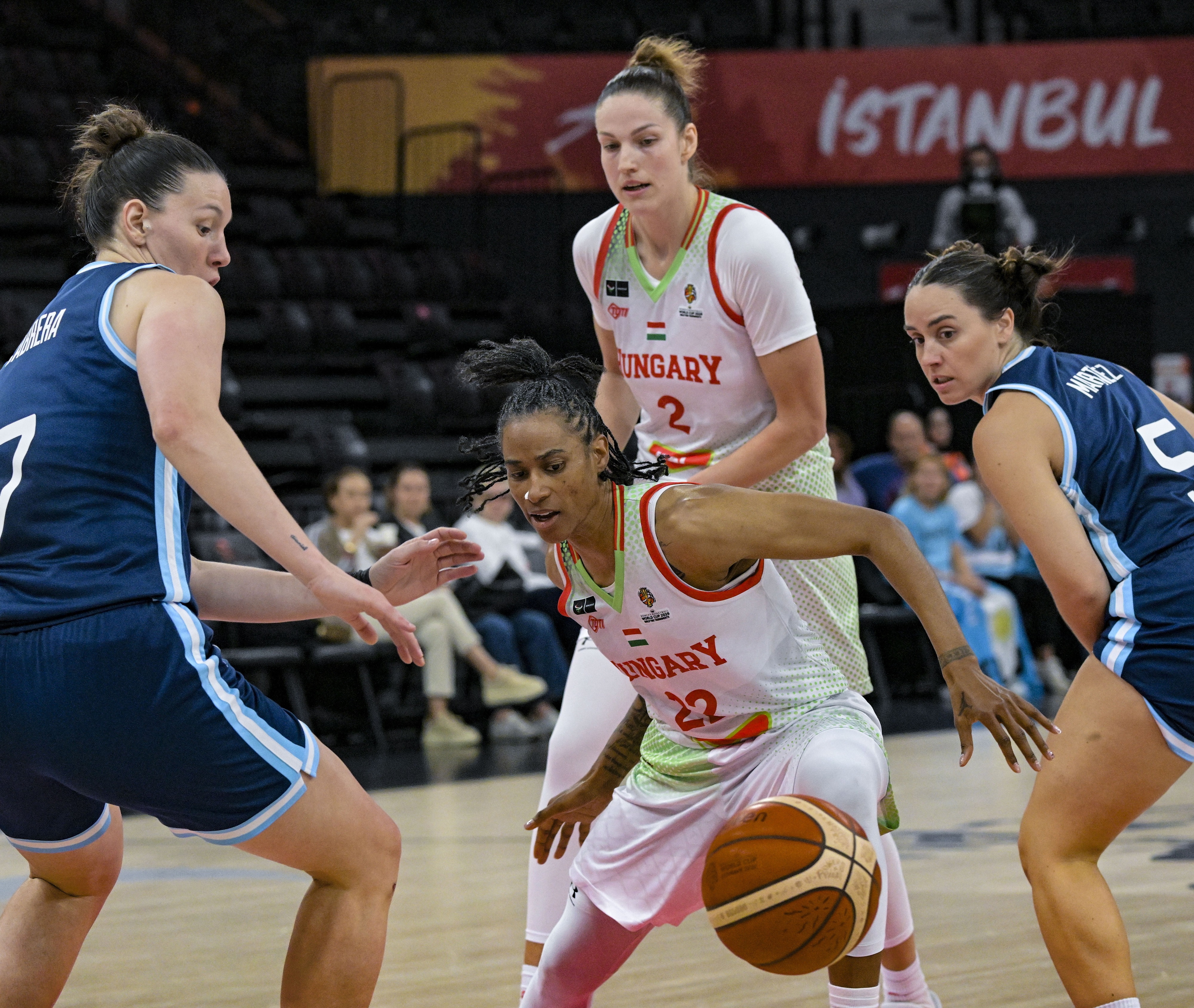 Yvonne Turner (b2) és Takács-Kiss Virág (j2) küzd a labdáért.