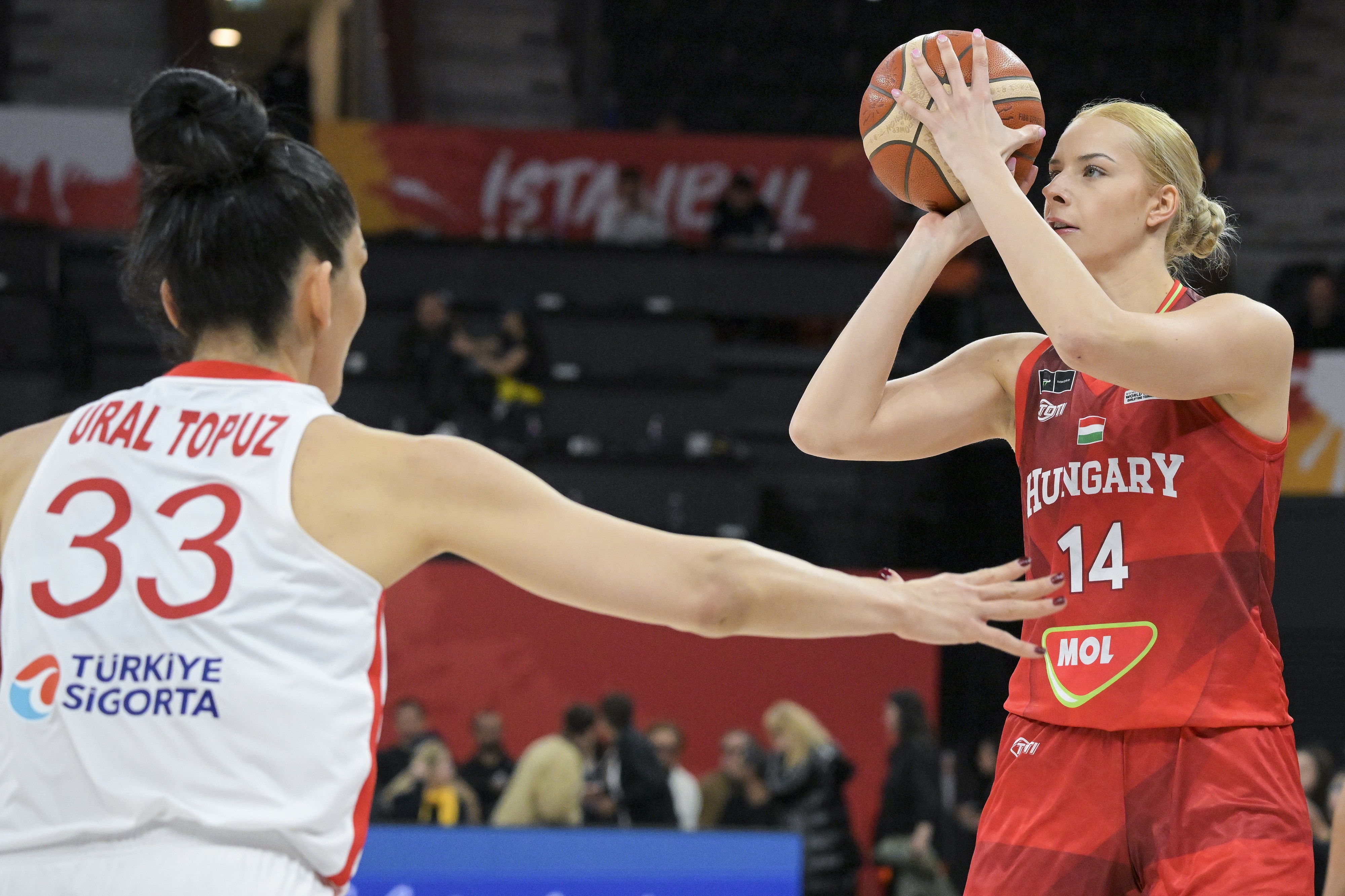 Juhász Dorka (j) és a török Esra Ural Topuz.