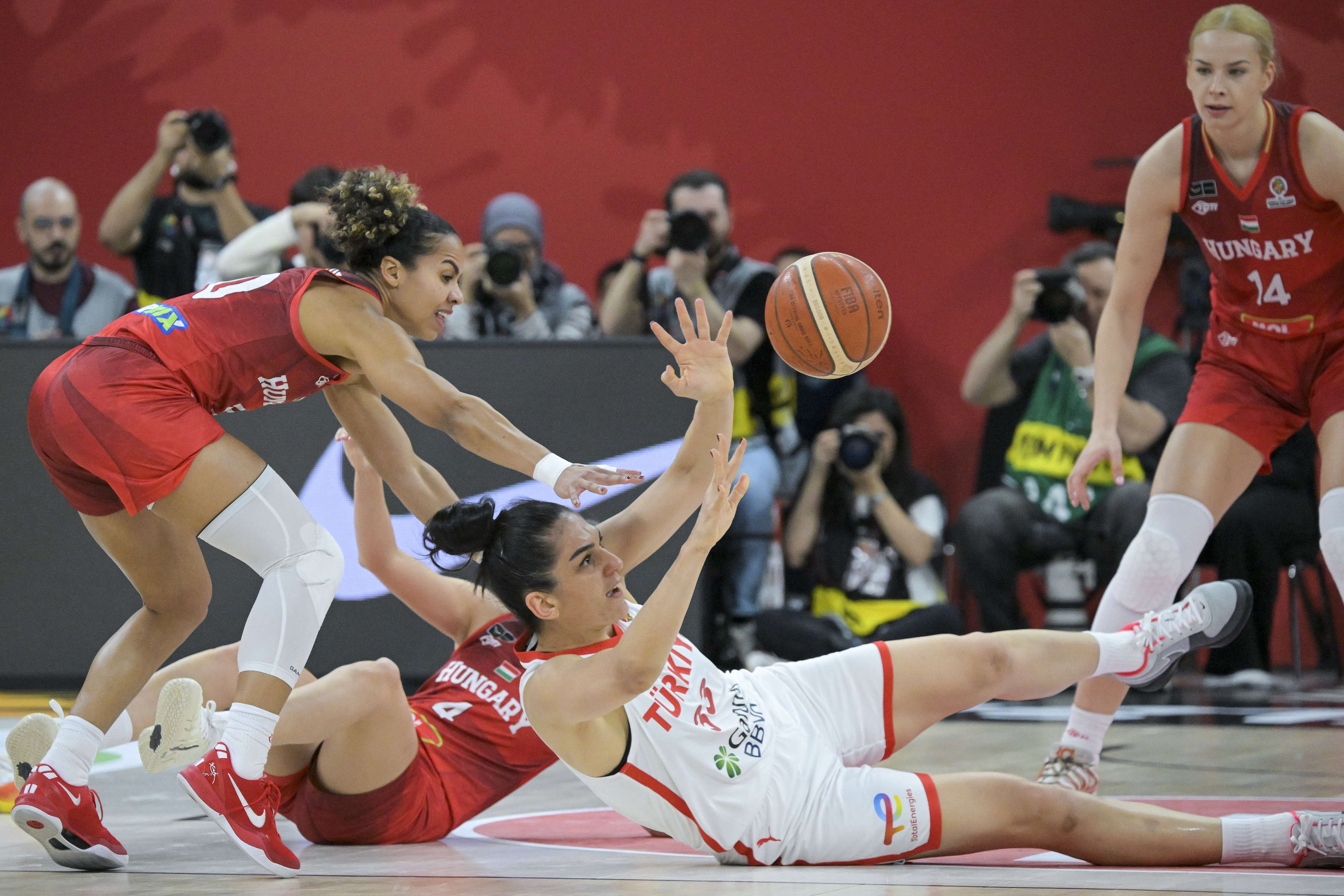 Nina Aho (b) és a török Esra Ural Topuz.