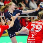 Szabó Nina, a DVSC Schaeffler (b) és Viola Charlotte Leuchter, az Odense HB játékosa a női kézilabda Bajnokok Ligájának negyeddöntőjébe jutásért játszott DVSC Schaeffler - Odense HB első mérkőzésen a debreceni Hódos Imre Rendezvénycsarnokban 2026. március 21-én.