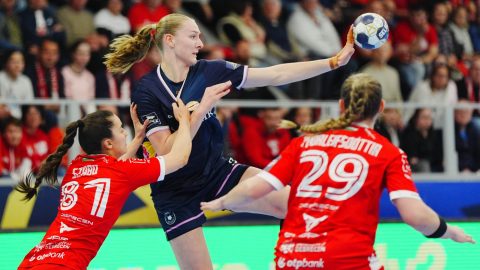 Szabó Nina, a DVSC Schaeffler (b) és Viola Charlotte Leuchter, az Odense HB játékosa a női kézilabda Bajnokok Ligájának negyeddöntőjébe jutásért játszott DVSC Schaeffler - Odense HB első mérkőzésen a debreceni Hódos Imre Rendezvénycsarnokban 2026. március 21-én.