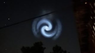Fényspirál az égbolton