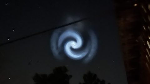 Fényspirál az égbolton