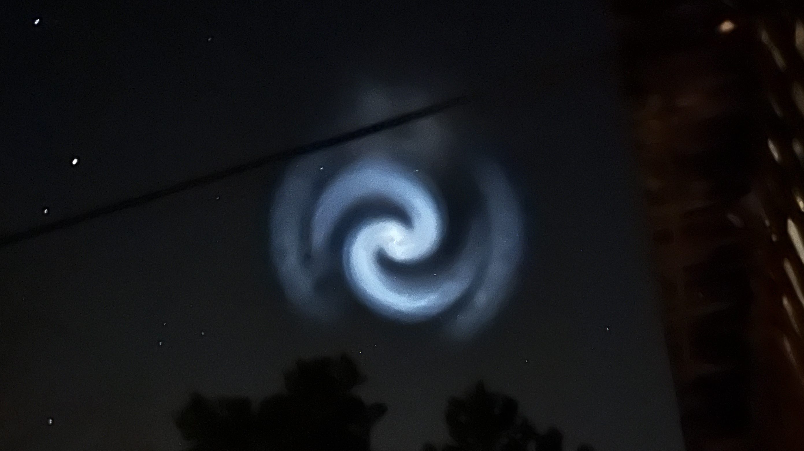 Fényspirál az égbolton