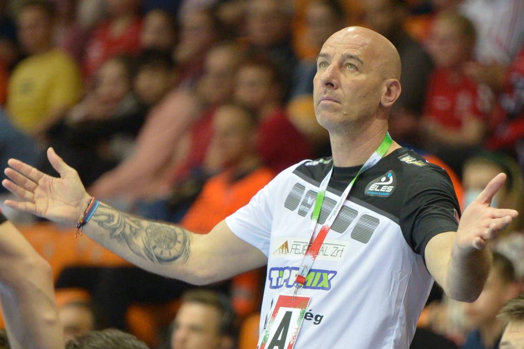 Éles József, a Fejér-B.Á.L. Veszprém vezetőedzője a férfi kézilabda Magyar Kupa döntőjében játszott Telekom Veszprém - Fejér-B.Á.L. Veszprém mérkőzésen a győri Audi Arénában 2022. április 24-én. A címvédő Telekom Veszprém 42-19-re győzött.
