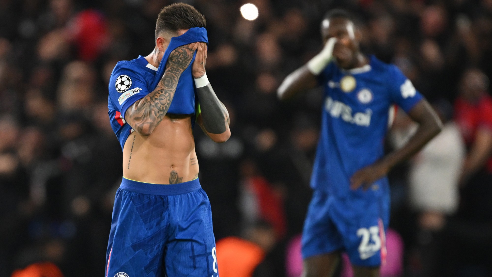 Enzo Fernandez, miközben a Chelsea komoly verést kapott a PSG-től a Bajnokok Ligájában.