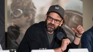 Erdély Mátyás mikrofonba beszél az Árva sajtóbemutatójával egybekötött sajtótájékoztatón a Corvin moziban