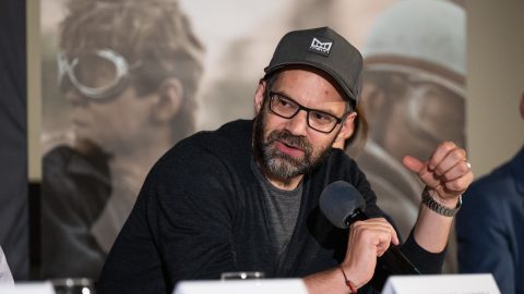 Erdély Mátyás mikrofonba beszél az Árva sajtóbemutatójával egybekötött sajtótájékoztatón a Corvin moziban