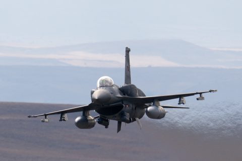 A török légierő egyik F–16 Fighting Falcon típusú vadászrepülőgépe.
