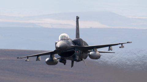 A török légierő egyik F–16 Fighting Falcon típusú vadászrepülőgépe.